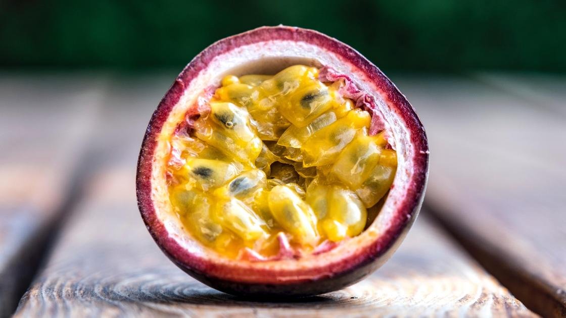 Детальніше про статтю Чим корисна і шкідлива маракуя?